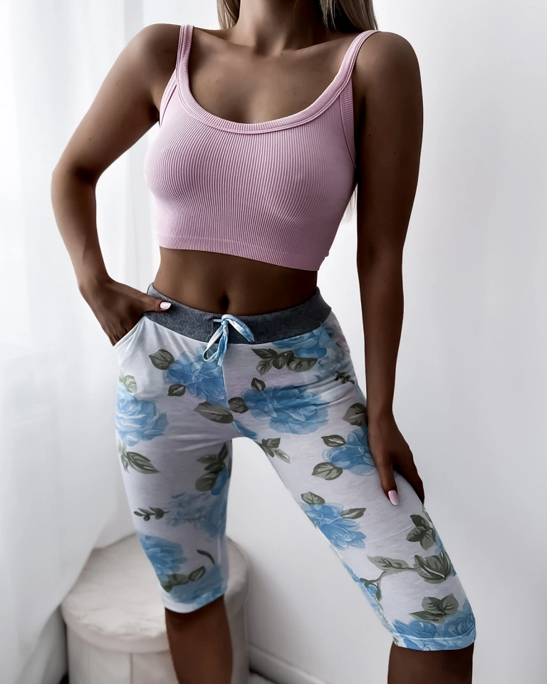 Białe spodenki damskie 3/4 w niebieskie kwiaty- Odzież