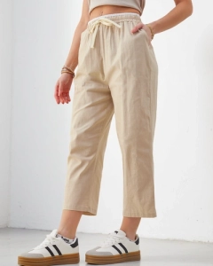 Светло бежово