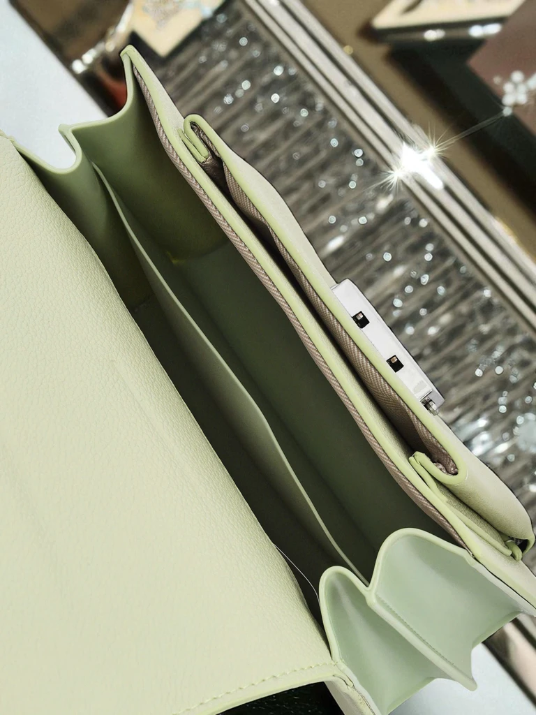 Royalfashion Дамска чантичка тип плик с дръжка Amalthea Avorio