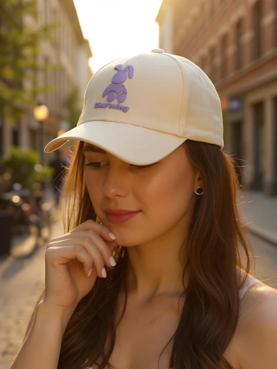 Royalfashion Шапка с апликация на заек с намигащо око