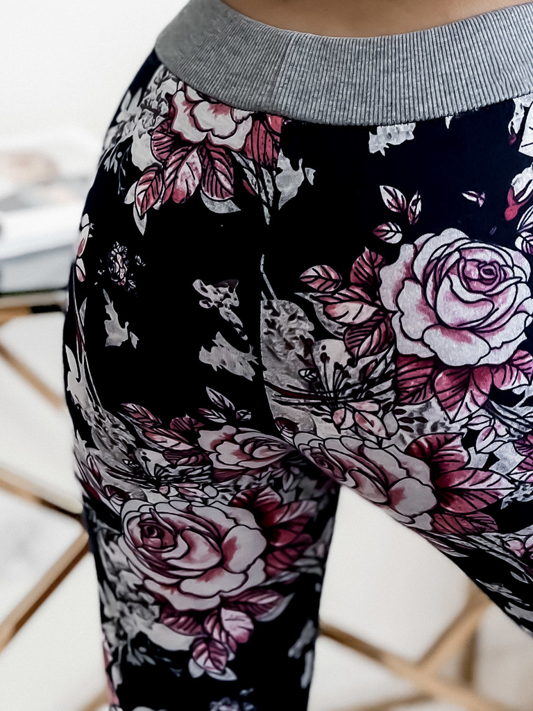 Granatowo- różowe damskie spodenki 3/4 z kwiatowym wzorem PLUS SIZE - Odzież