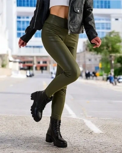 тъмнозелено