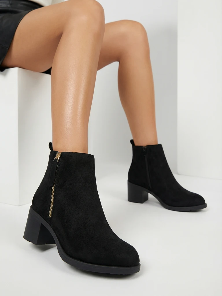 Royalfashion Черни дамски ботуши с нисък ток от еко велур Rejerry