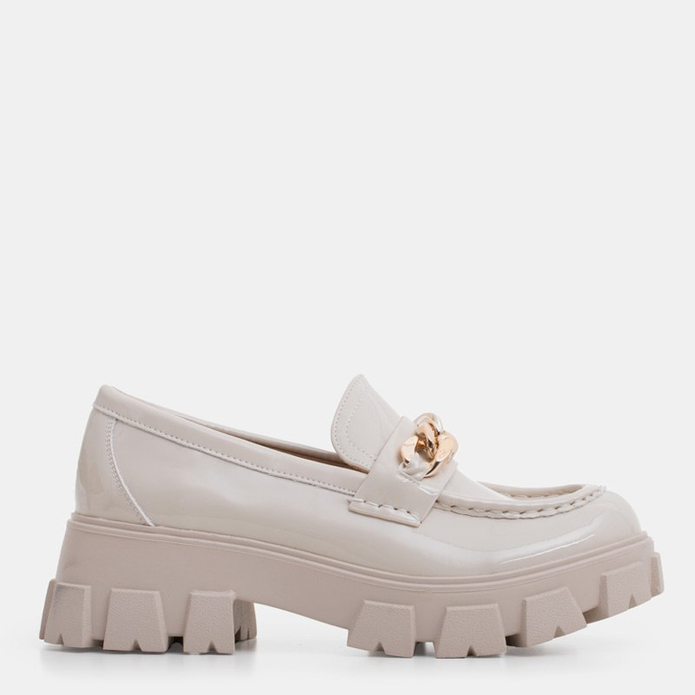 Jasnobeżowe damskie lakierowane półbuty z łańcuszkiem Ginewra - Obuwie