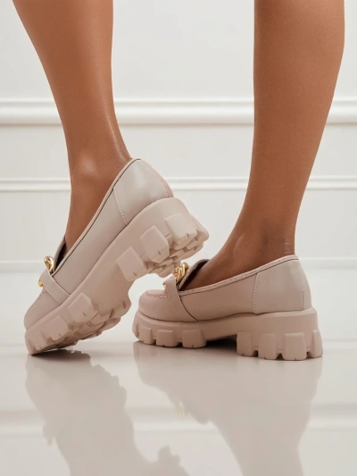 Дамски бежови лоуфъри Callista с верижка, плосък ток, еко кожа