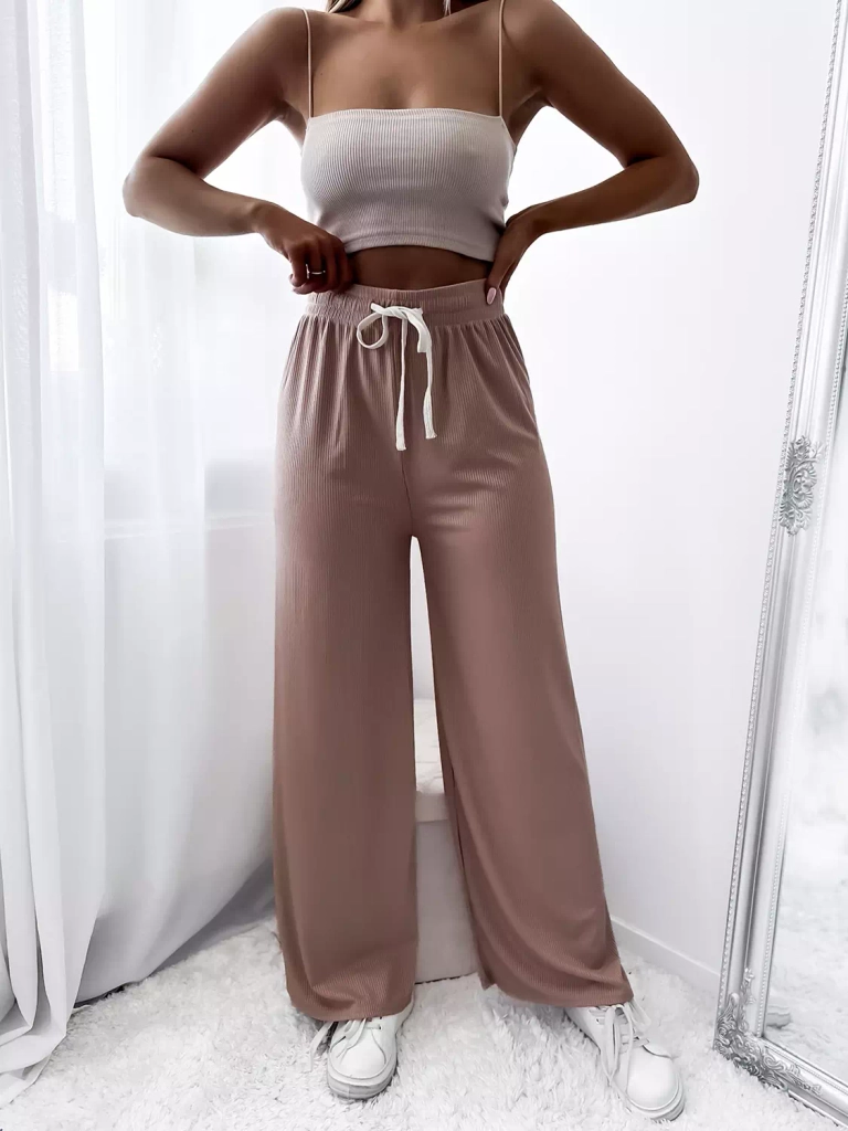 Кафяв дамски широк плисиран панталон - Облекло