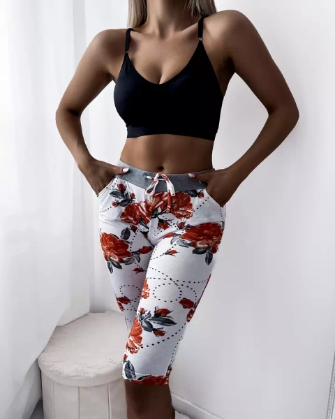 Białe spodenki damskie 3/4 w czerwone kwiaty PLUS SIZE- Odzież