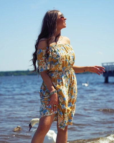 Royalfashion Дамска мини рокля с флорални мотиви a'la hiszpanka в бежово