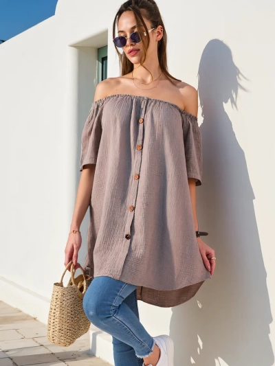 Royalfashion дамска памучна блуза а-ла off-the-shoulder с декоративни копчета