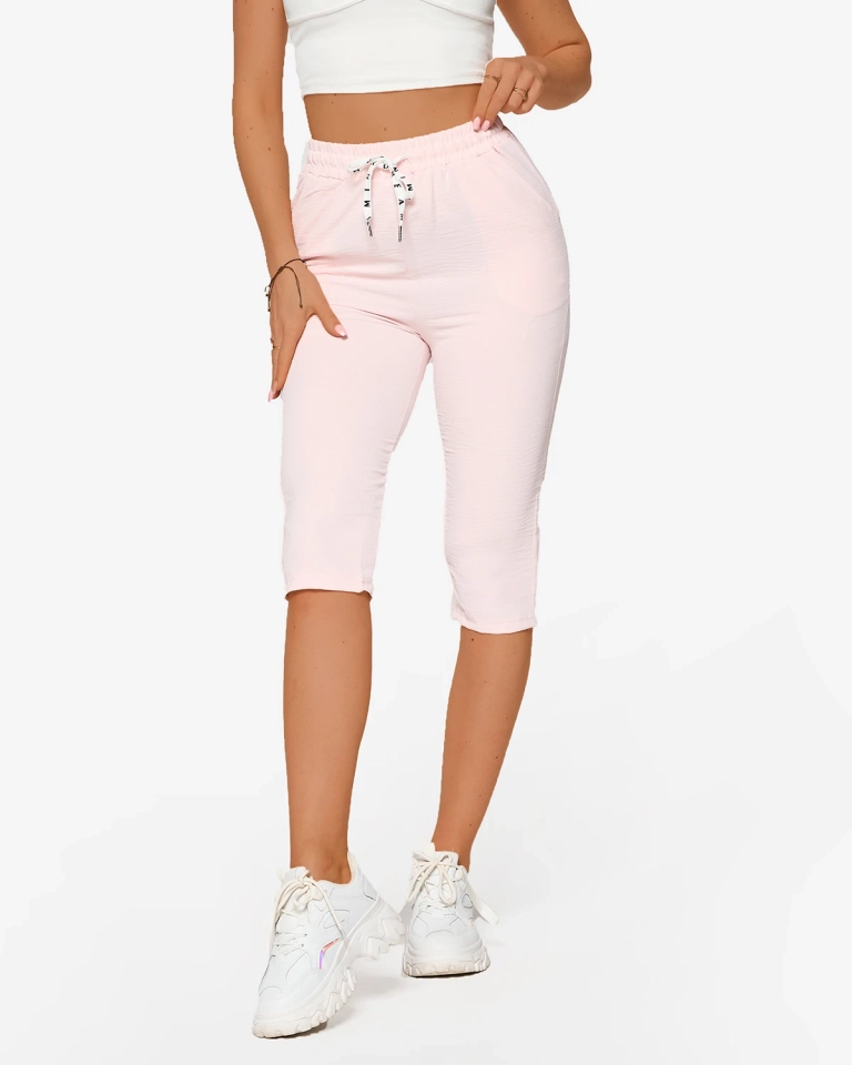 Розово Дамски къси панталони от плат 3/4- Облекло