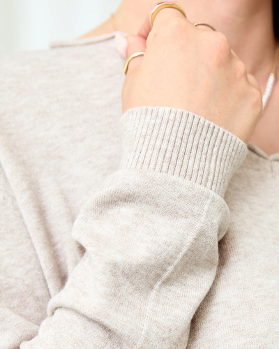 Royalfashion Дамски пуловер в бежово и сиво със сърцевидно деколте