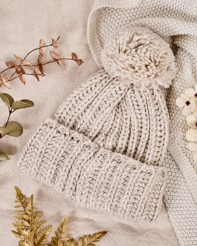 Шапка с пискюл за жени на Royalfashion