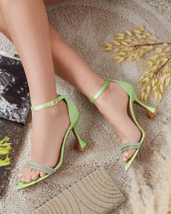 тъмнозелено