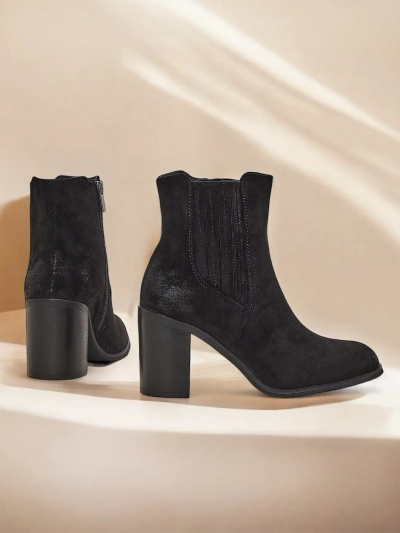 Royalfashion Дамски боти от еко велур на блок ток Cesios