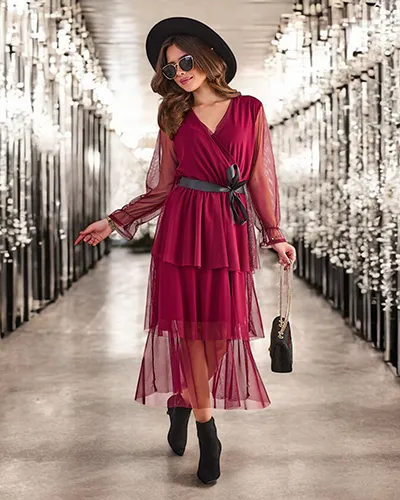 Рокля с рюш на Royalfashion за жени. Роклята е с дължина до пода, а моделът е средно дълъг с дълъг ръкав. Изработена от мрежеста материя с деколте тип обвивка. Долната част е украсена с рюши. Незаменима за този сезон! ВНИМАНИЕ: Точност на измерване (+/-)