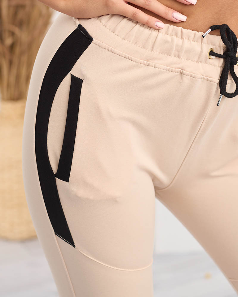Beżowe damskie spodnie dresowe z czarnymi wstawkami- Odzież