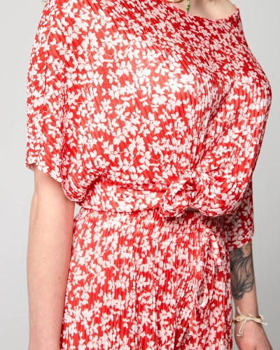 Червен дамски плисиран комплект с черни цветя - Облекло