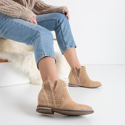 Brązowe botki na krytym koturnie a'la kowbojki Besiks- Obuwie