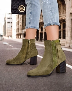 тъмнозелено