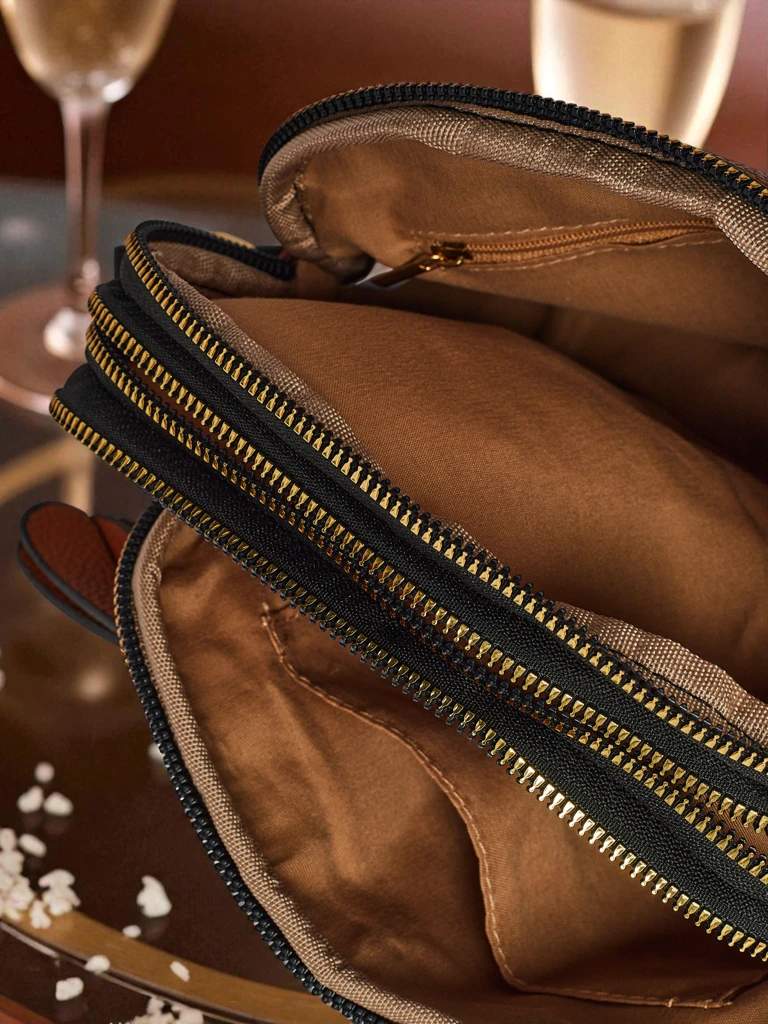 Малка дамска чанта от еко кожа Ebony Glow