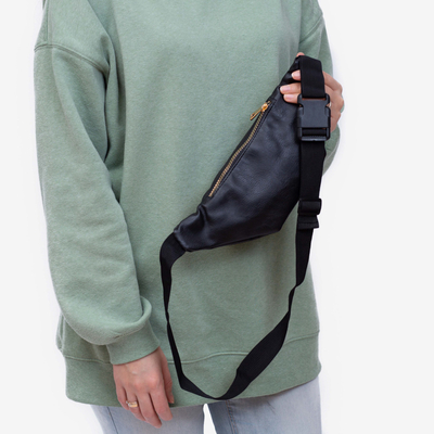 Czarna damska brokatowa nerka ze złotym suwakiem - Akcesoria