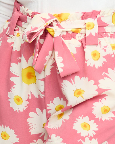 Różowe wzorzyste damskie materiałowe krótkie spodenki w kwiaty - Odzież