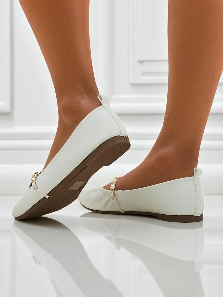 Бели дамски балеринки Callista с верижка – екологична кожа, класика от Италия
