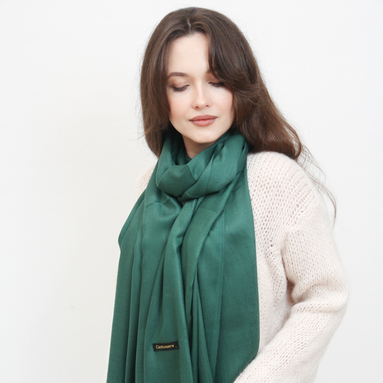 Тъмнозелен голям дамски шал с пискюли - Аксесоари