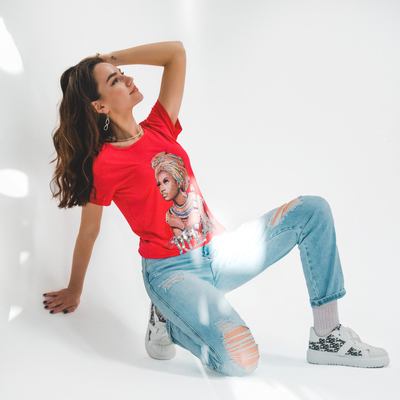 Czerwony damski t-shirt z kolorowym printem i cekinami  - Odzież