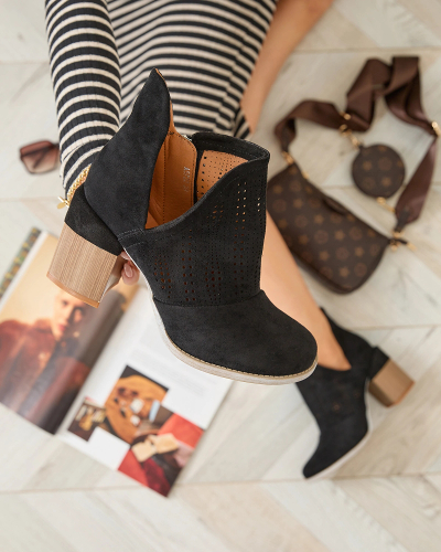 Royalfashion Ажурни ботуши в черно Revivela