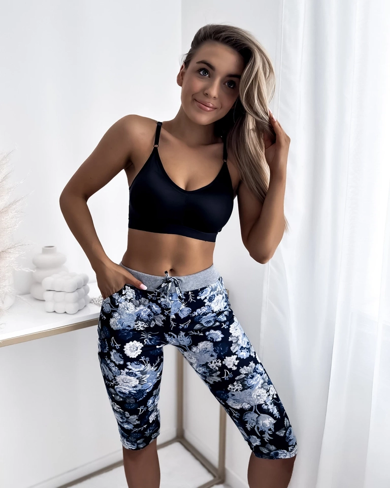 Niebieskie damskie spodenki 3/4 z kwiatowym wzorem PLUS SIZE - Odzież