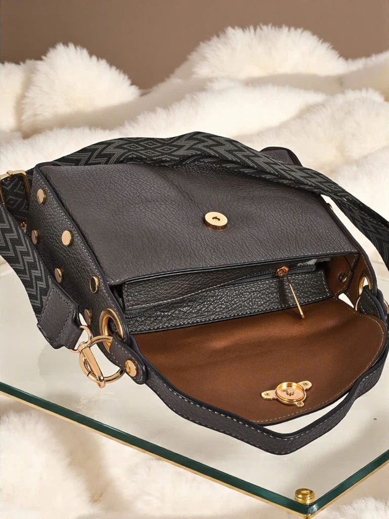 Дамска чанта Hera Nero от еко кожа с декоративна пчела – сива