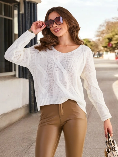 Biały sweter damski - Odzież