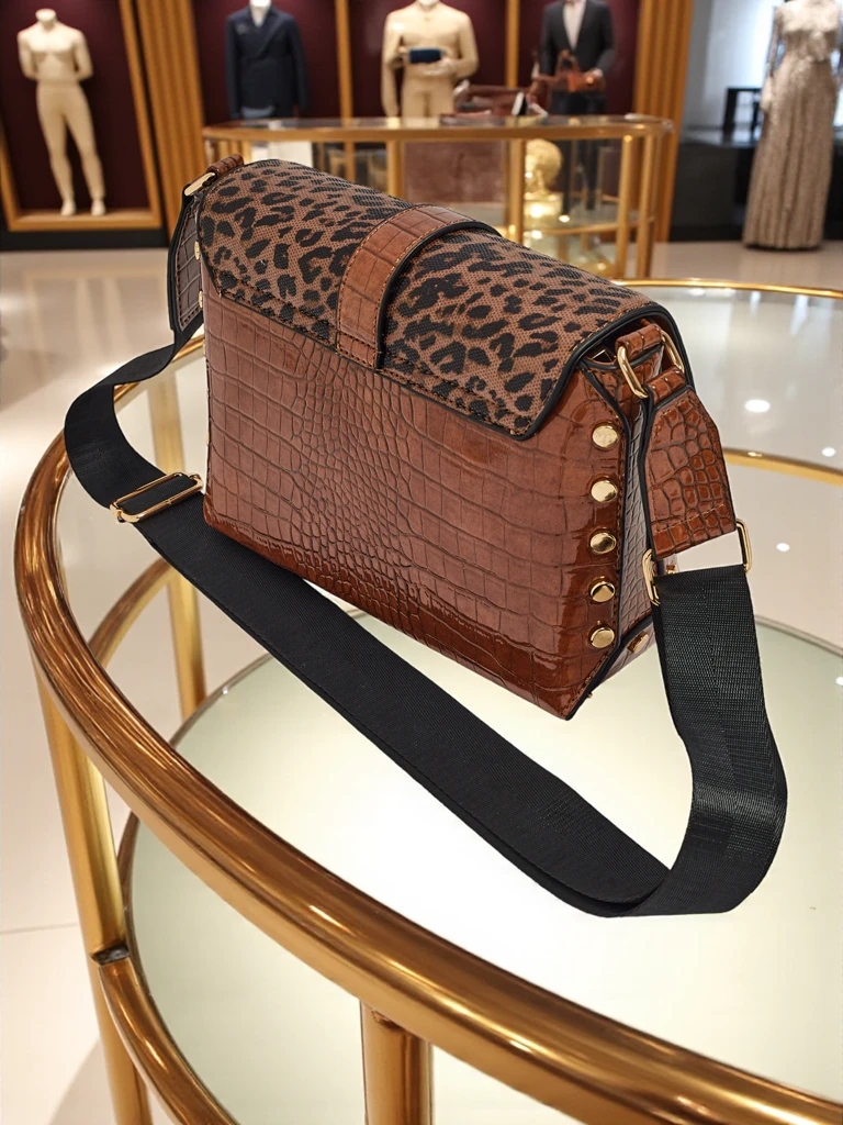 Лакирана малка дамска чанта от еко кожа Panthere Mist