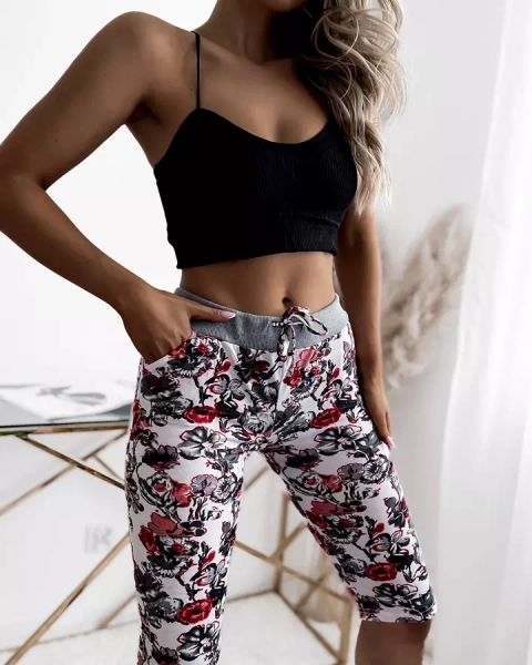 Wzorzyste spodenki damskie 3/4 w kolorze szaro-czerwonym PLUS SIZE - Odzież