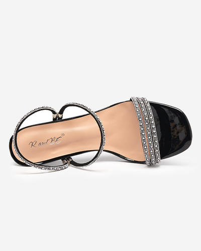 Czarne lakierowane klapki na niskim obcasie Lakopi- Obuwie