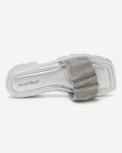 Srebrne klapki damskie z cyrkoniami Emkoy- Obuwie