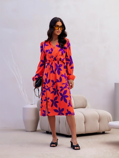 Royalfashion дамска миди рокля с големи цветя, обвито деколте и цепка