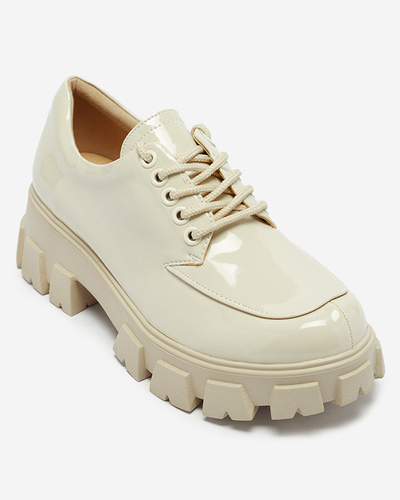 Jasnobeżowe damskie lakierowane półbuty sznurowane Ginara - Obuwie