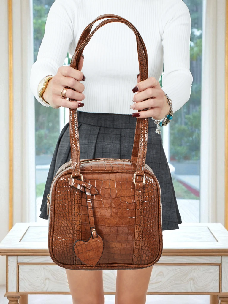 Лакирана малка дамска чанта от еко кожа Velinne