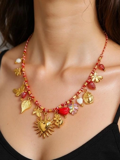 Колие Calista Charmella с висулки от смола и позлатен метал