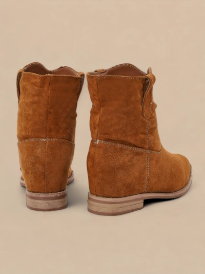 Brązowe botki a'la kowbojki na krytym koturnie Jelluma- Obuwie