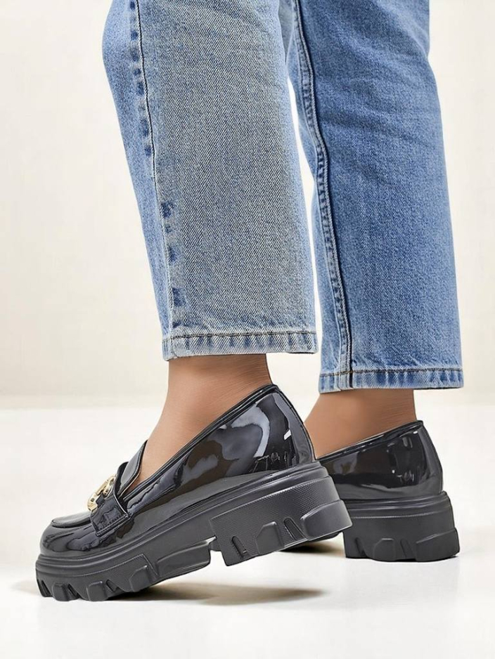 Royalfashion Дамски мокасини от патентована кожа с декорация Черен кадифе