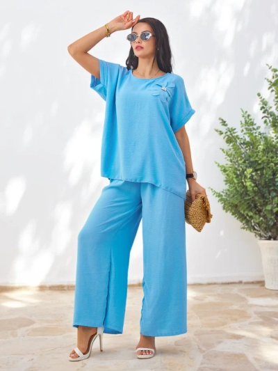 Комплект Royalfashion за жени с къси ръкави, декоративно цвете и широки панталони