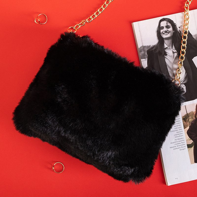 Czarna futrzana torebka na złotym łańcuszku - Akcesoria