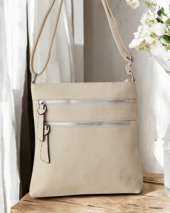 Светло бежово || бежов