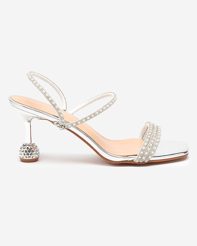 Srebrne lakierowane klapki na niskim obcasie Lakopi- Obuwie