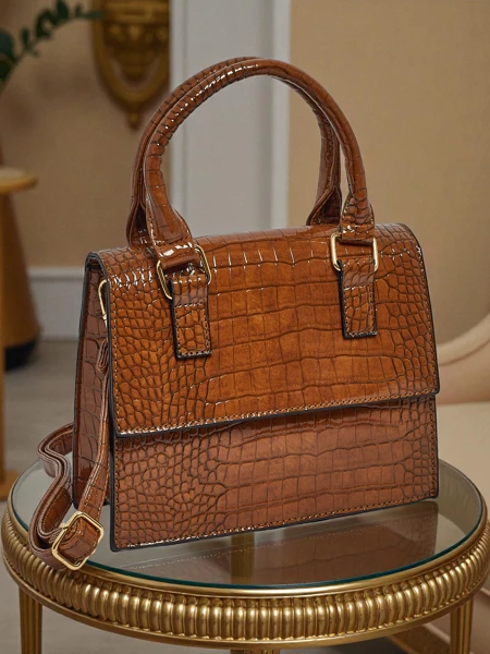 Лакирана малка дамска чанта от еко кожа Veluna