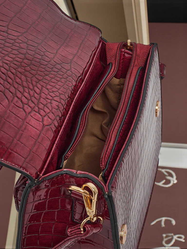 Лакирана малка дамска чанта от еко кожа Veluna