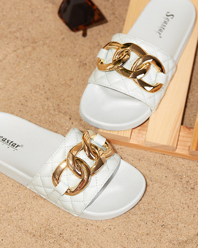 OUTLET Niebieskie damskie pikowane klapki ze złotym łańcuszkiem Eteris - Obuwie